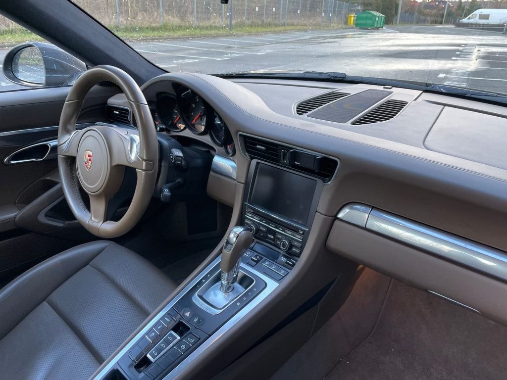 Sprzedam Porsche 911 carrera 4 gwarancja